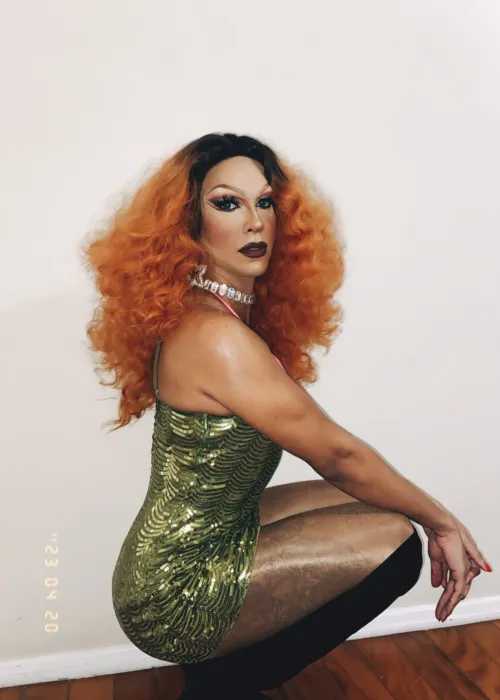 
				
					Spadina Banks retorna a Salvador com oficina sobre arte drag
				
				