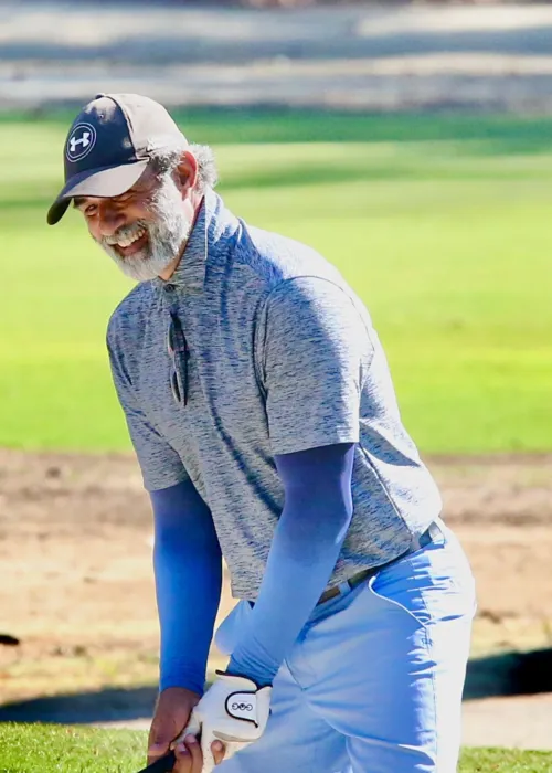 
				
					Tadeu Schmidt exibe novo físico em partida de golfe; veja fotos
				
				