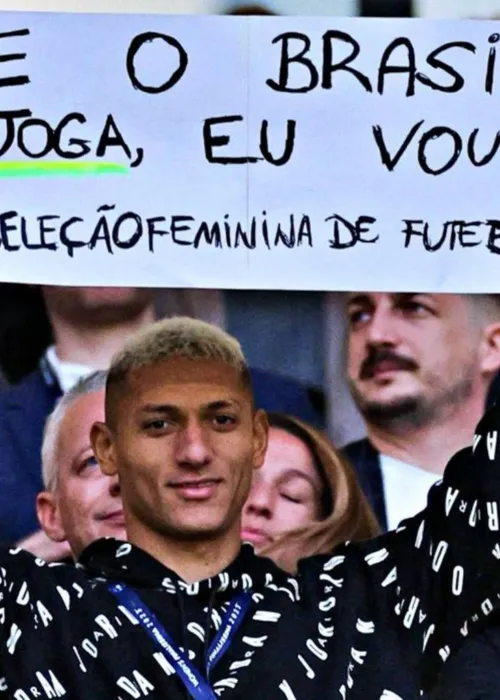 
				
					Richarlison viraliza com cartaz em apoio à seleção feminina
				
				