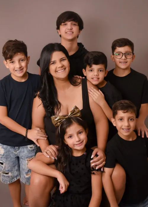 
				
					Mil fraldas no mês e 1kg de leite/dia: conheça a mãe de 6 filhos na BA
				
				