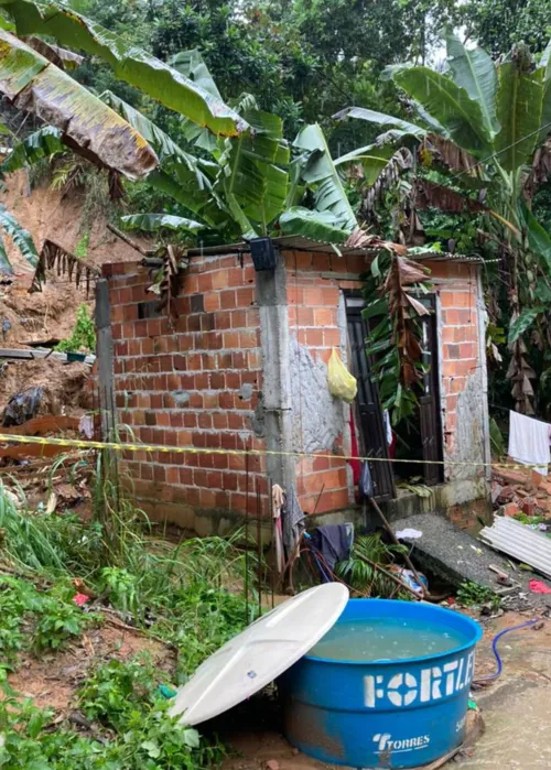 
				
					Menino de 8 anos soterrado em deslizamento morre em Salvador
				
				