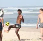 
                  Cercado de fãs, Vini Jr. joga altinha em praia do Rio de Janeiro