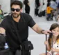 
                  Duda Nagle e filha esbanjam simpatia em aeroporto do Rio de Janeiro