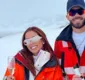 
                  Pipo Marques posa ao lado de Anitta durante viagem para Islândia