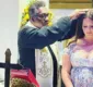 
                  Lana Del Rey recebe benção de padre em igreja no Rio de Janeiro
