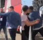 
                  Jogador do Ajax dá soco em torcedor após ofensa racista a companheiro de time