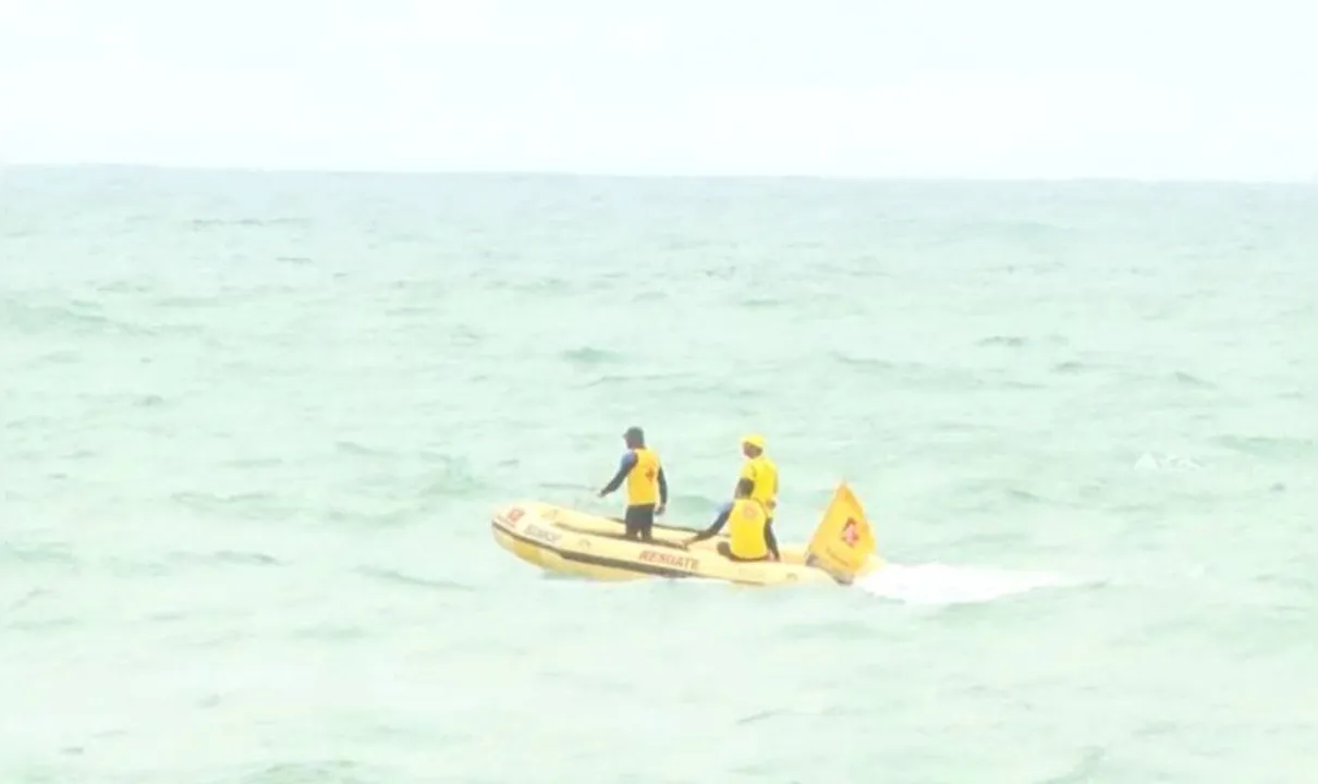 Agentes da Salvamar e do Corpo de Bombeiros participaram do processo e realizaram varreduras na água com um bote