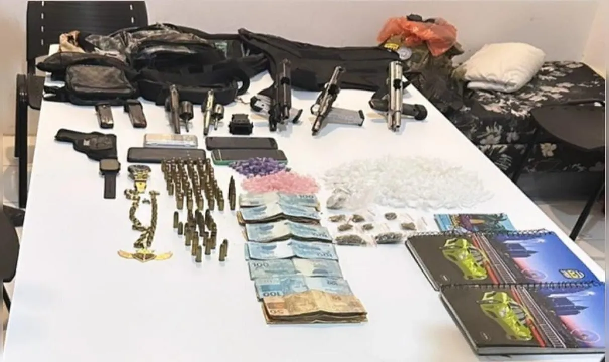 Drogas, armas e munições também foram apreendidas, segundo a PM