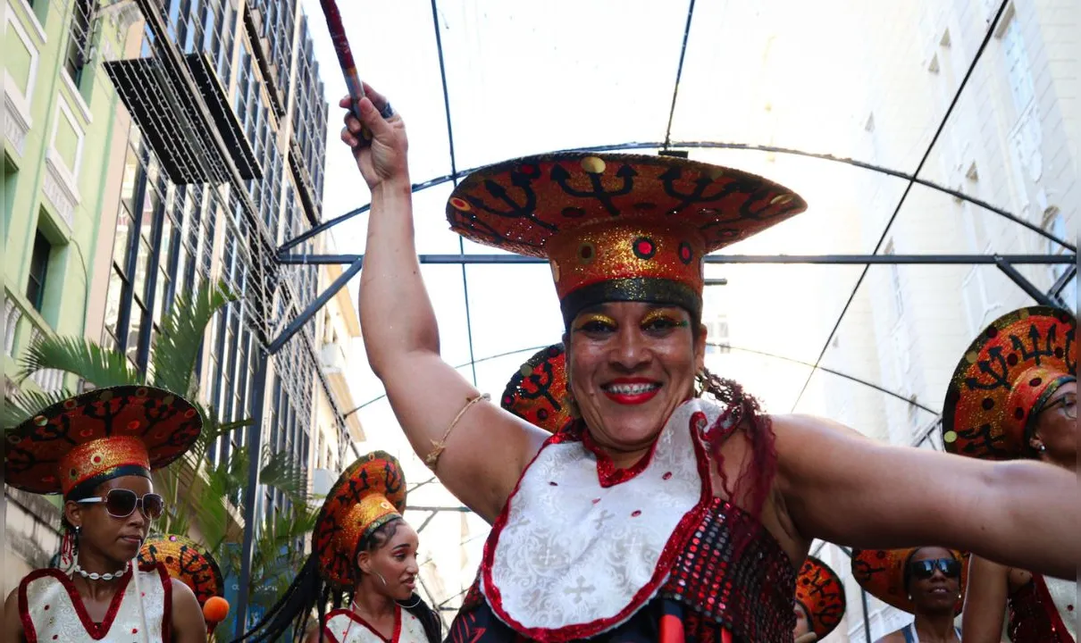 Desfile de blocos afro e de afoxé movimentam centro de Salvador