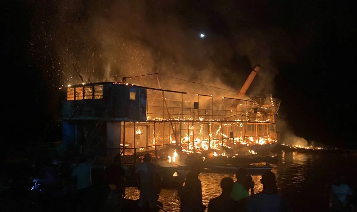 Embarcação pega fogo no Rio São Francisco
