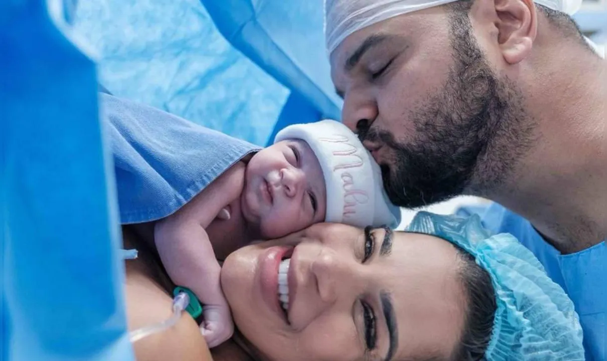 Mari Antunes e o marido Aldo Rebouças durante o parto