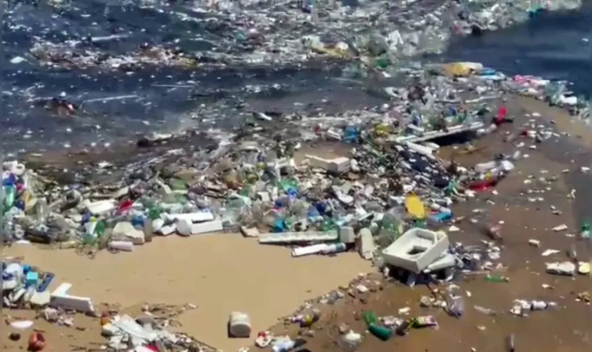 Grande quantidade de lixo é flagrada em praia de Salvador