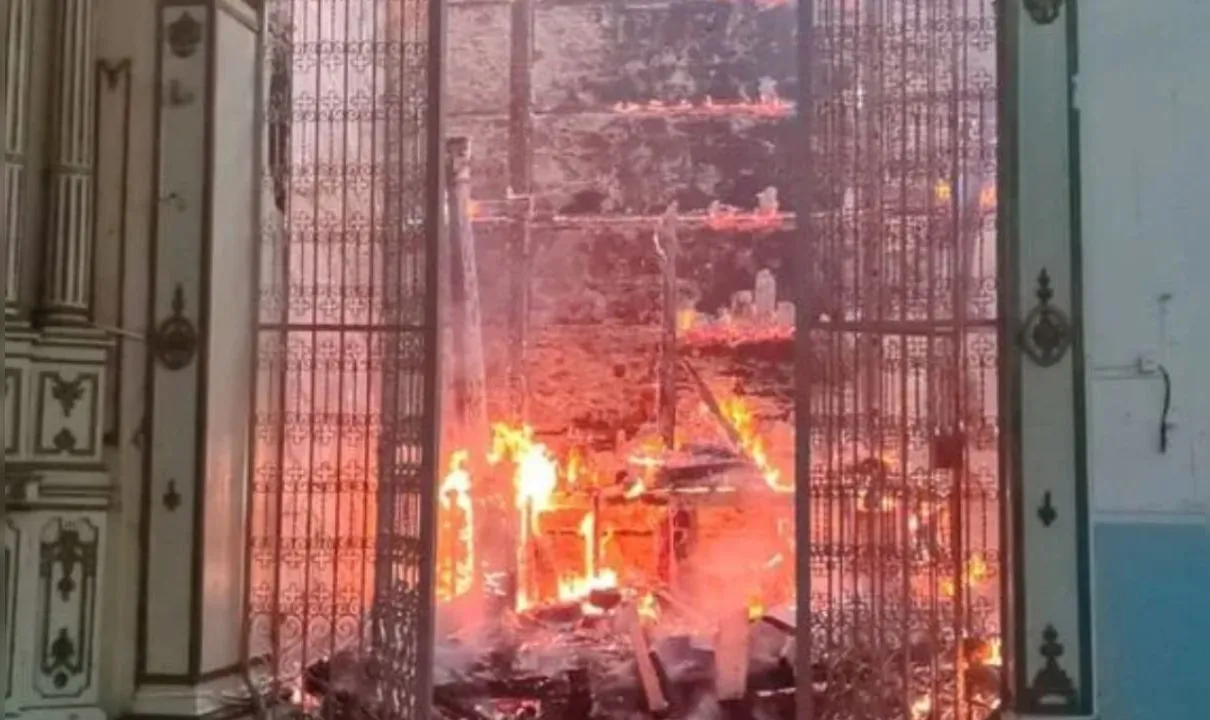 Incêndio atinge igreja tombada na cidade de Valença, na Bahia