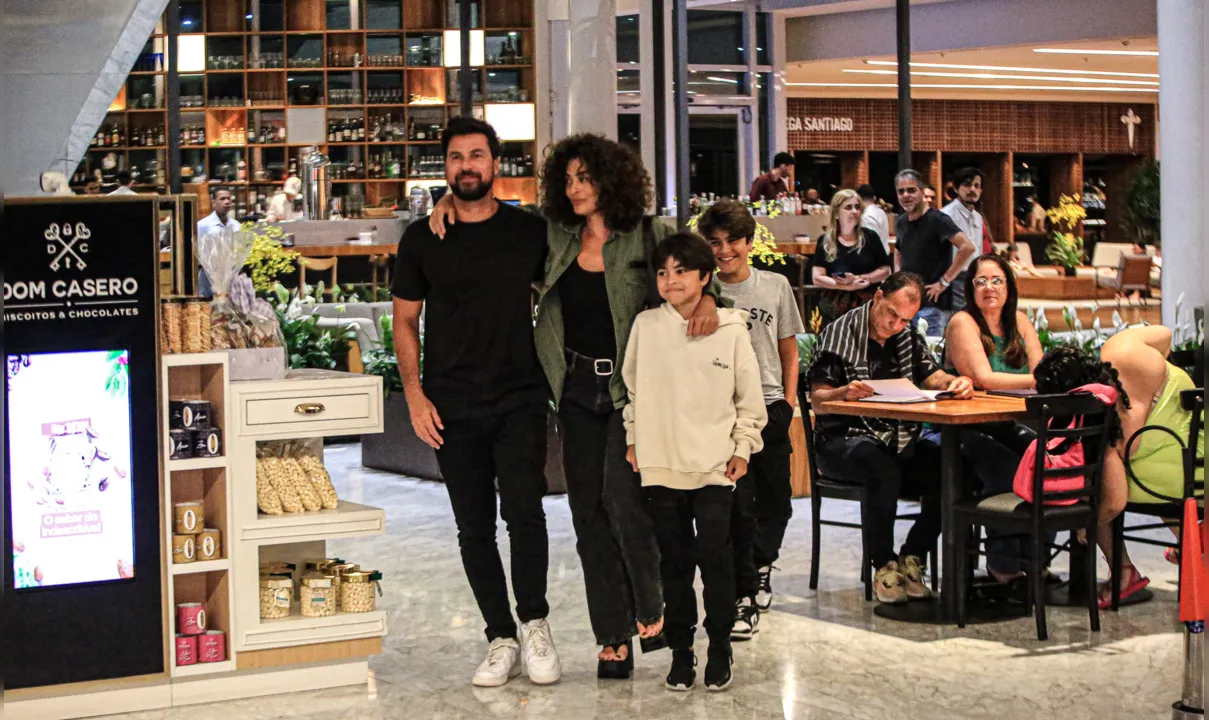 Juliana Paes passou com a família em um shopping de luxo do Rio