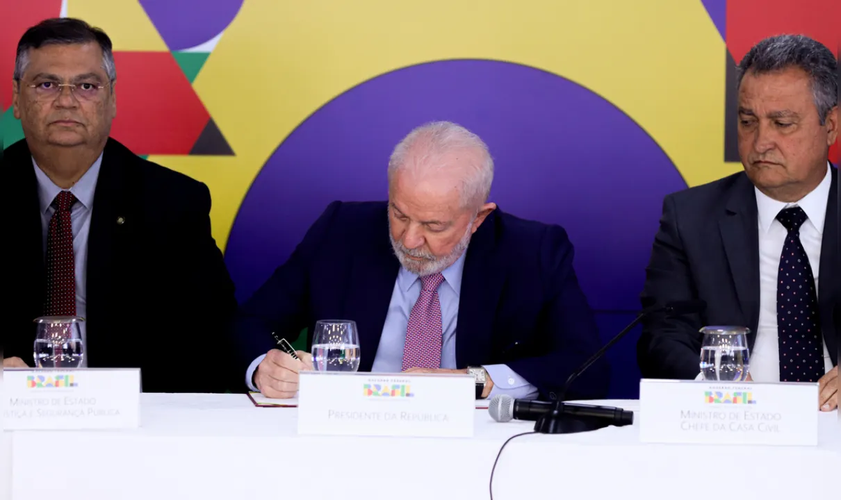 Lula ao lado dos ministros Flavio Dino e Rui Costa