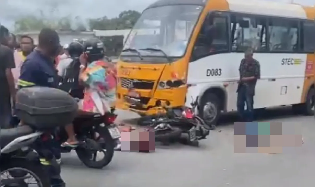 Homens morreram depois que a moto onde estavam bateu em um micro-ônibus