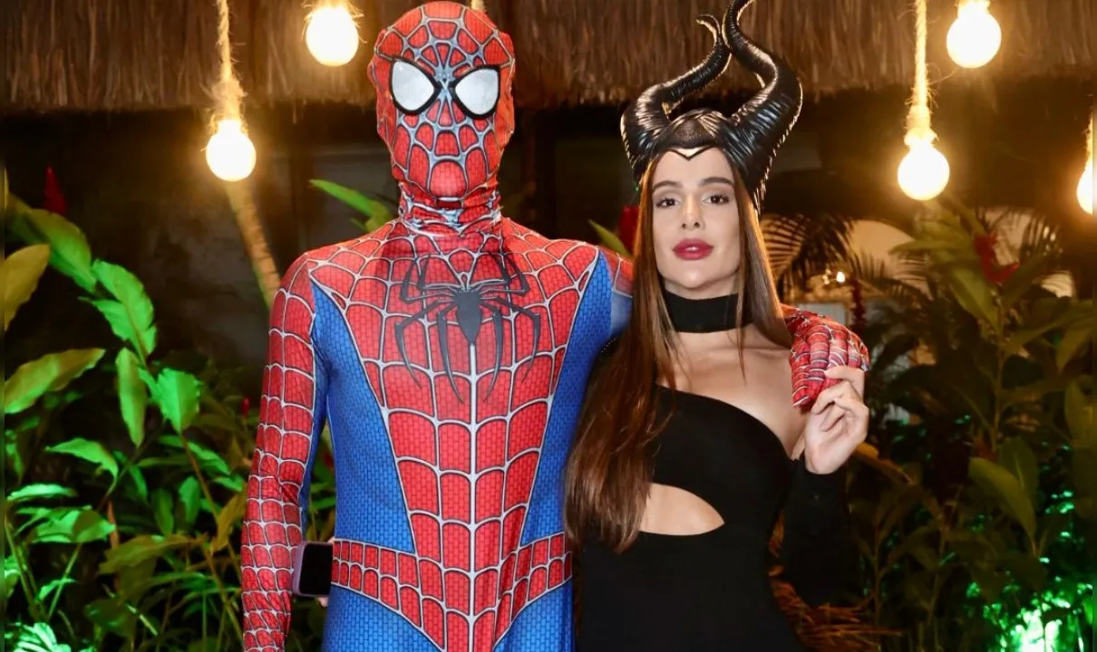 Ator foi acompanhado da namorada para festa de Halloween