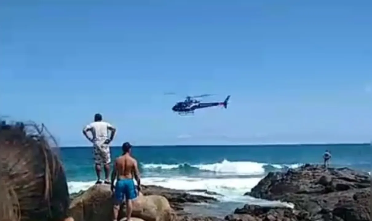 Helicóptero busca pessoa que se afogou em praia da capital baiana