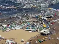Grande quantidade de lixo é flagrada em praia de Salvador