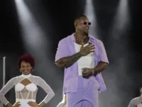 Léo Santana apresenta sucessos e leva swing baiano para o FIB