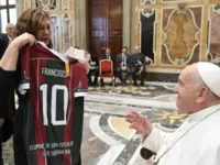Papa recebe camisa do Fluminense de Feira e diz admirar futebol baiano
