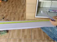Pedreiro merece o Oscar da cozinha com armário de PVC muito barato