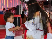 Viviane Araújo leva filho para conhecer quadra da Salgueiro; FOTOS