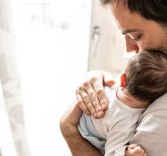 Vínculo entre pai e bebê: veja como criar relação desde o nascimento