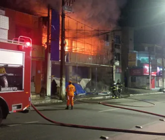 Incêndio destrói loja de eletrodomésticos em Simões Filho; veja vídeos