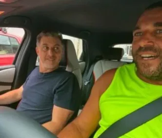 Luciano Huck presenteia baiano com carro elétrico; veja modelo