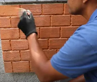 Pedreiro mágico inventa decoração com tijolinho de isopor