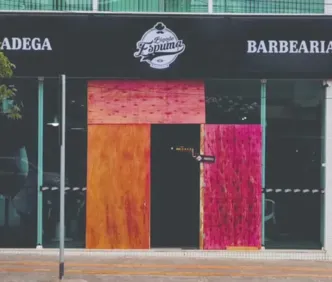 VÍDEO: Barbearia explode após homem jogar bomba na Bahia