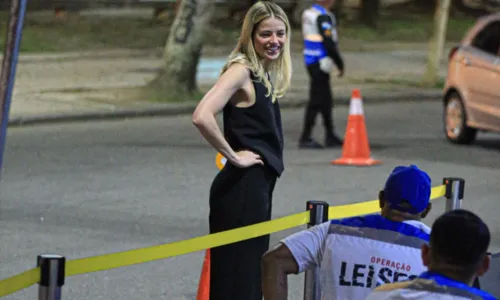 
				
					Agatha Moreira é parada em Blitz e posa com agente; FOTOS
				
				