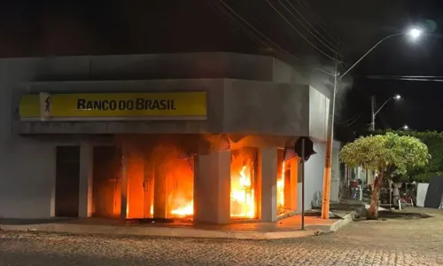 
				
					Agência bancária na BA fica destruída após ser atingida por incêndio
				
				