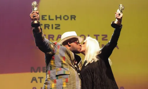 
				
					Ailton Graça e Vera Holtz se beijam ao ganhar prêmios no Festival de Cinema de Gramado
				
				