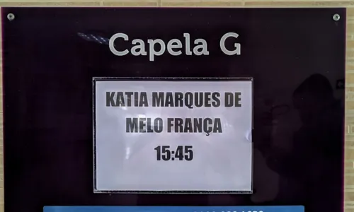 
				
					Amigos e familiares se despedem de MC Katia no Rio de Janeiro
				
				