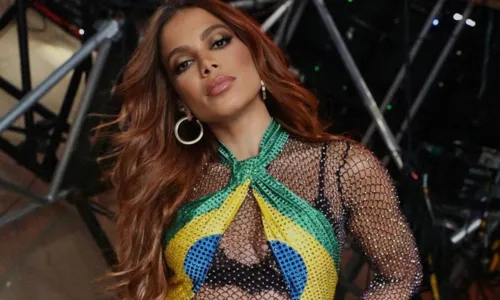 
				
					Anitta anuncia ensaio de verão para janeiro em Salvador
				
				