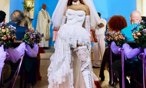 
				
					Anitta aparece vestida de noiva em fotos de novo projeto
				
				