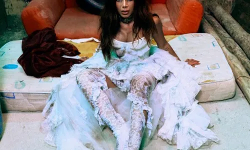 
				
					Anitta aparece vestida de noiva em fotos de novo projeto
				
				
