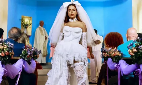 
				
					Anitta fala sobre casamento após viver noiva em clipe: 'Eu adoraria casar'
				
				
