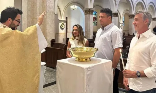 
				
					Aos 46 anos, Ronaldo Fenômeno é batizado por Padre Fábio de Melo
				
				