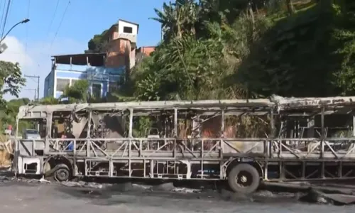 
				
					Após operação policial, ônibus é incendiado por criminosos em Salvador
				
				