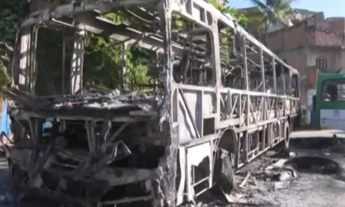 
				
					Após operação policial, ônibus é incendiado por criminosos em Salvador
				
				