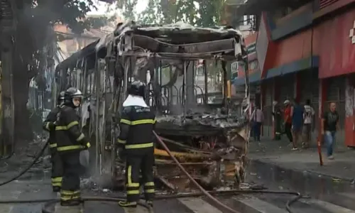 
				
					Após roubo, ônibus é incendiado por criminosos em bairro de Salvador
				
				
