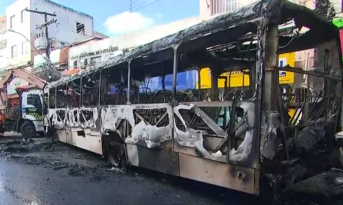 
				
					Após roubo, ônibus é incendiado por criminosos em bairro de Salvador
				
				