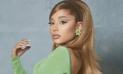 
				
					Ariana Grande confirma projeto que celebra 10 anos de álbum de estreia
				
				