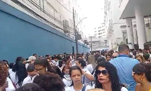 
				
					Assembleia de técnicos e auxiliares de enfermagem bloqueia rua de Salvador
				
				