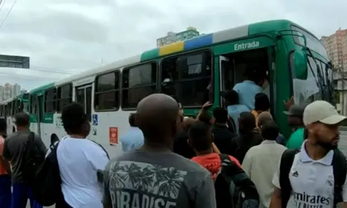 
				
					Atraso na saída de ônibus deixam pontos cheios em Salvador
				
				