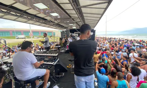 
				
					Banda Mudei de Nome arrasta multidão em pranchão na Orla de Salvador
				
				