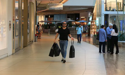 
				
					Belo capricha em compras durante passeio em shopping do RJ
				
				